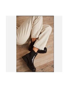 LIKE NEW Free People Intentionally Blank Rocky Moc chunky leather Chelsea boots